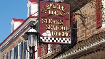 Experience the historic Temperance House, a classic steakhouse, seafood restaurant, and lodging since 1772.