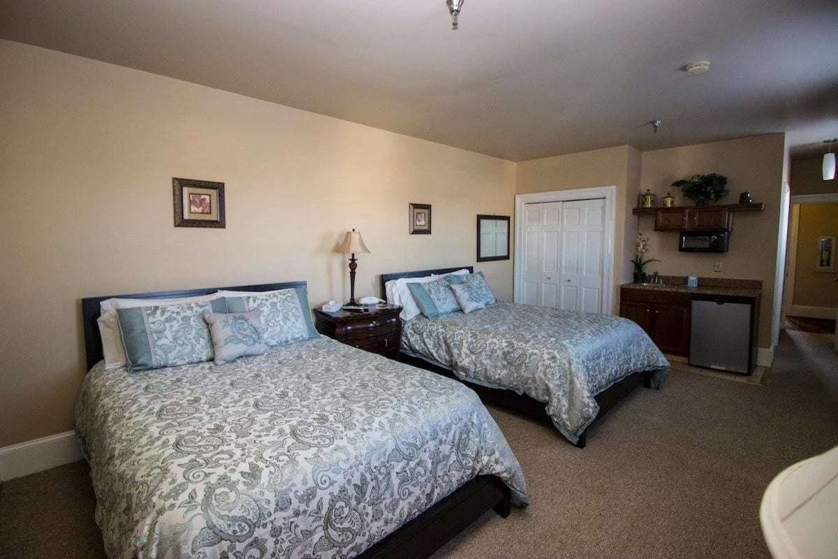 Commissioners Retreat | Premium bedding, iron/ironing board, WiFi (free), individually decorated