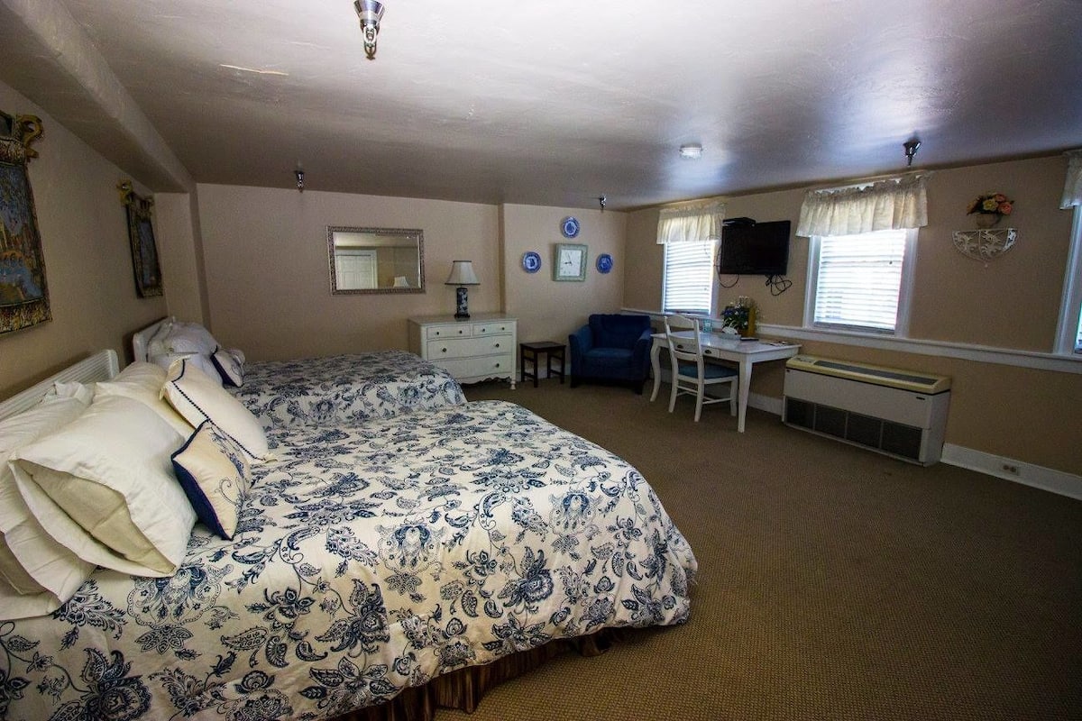 Sapphire Suite | Premium bedding, iron/ironing board, WiFi (free), individually decorated