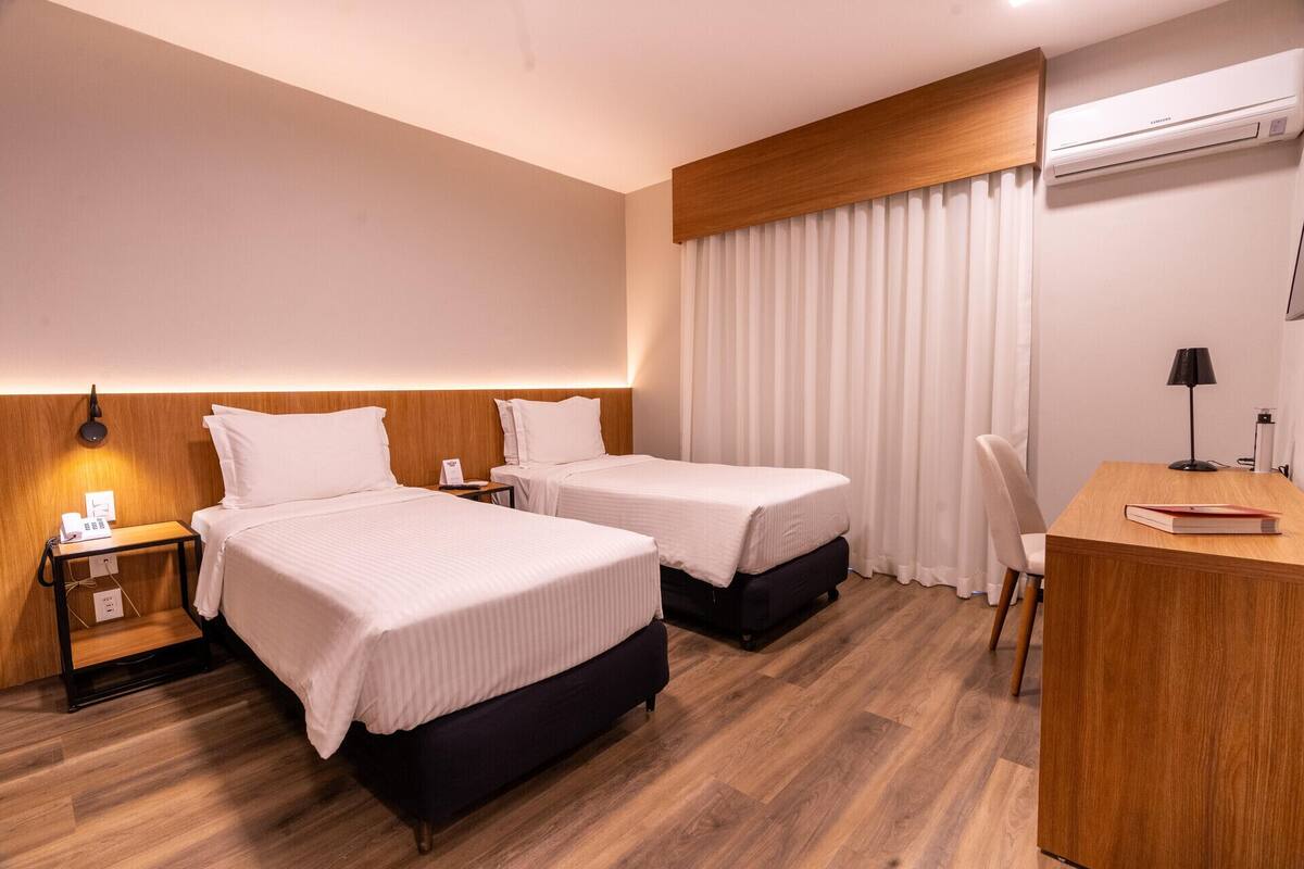 Cofres nos quartos, escrivaninha, Wi-Fi de cortesia, roupa de cama