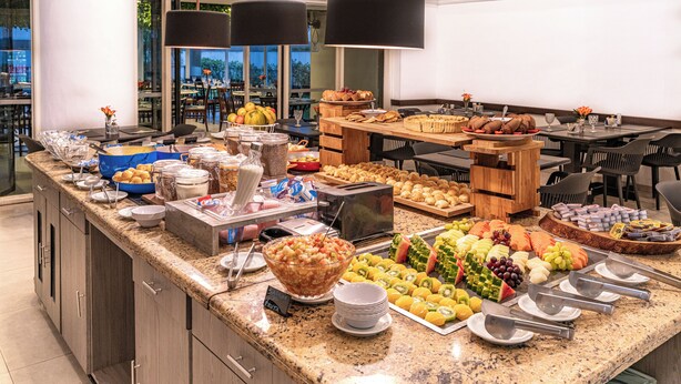 Een buffet met diverse soorten fruit, groenten en gebak.