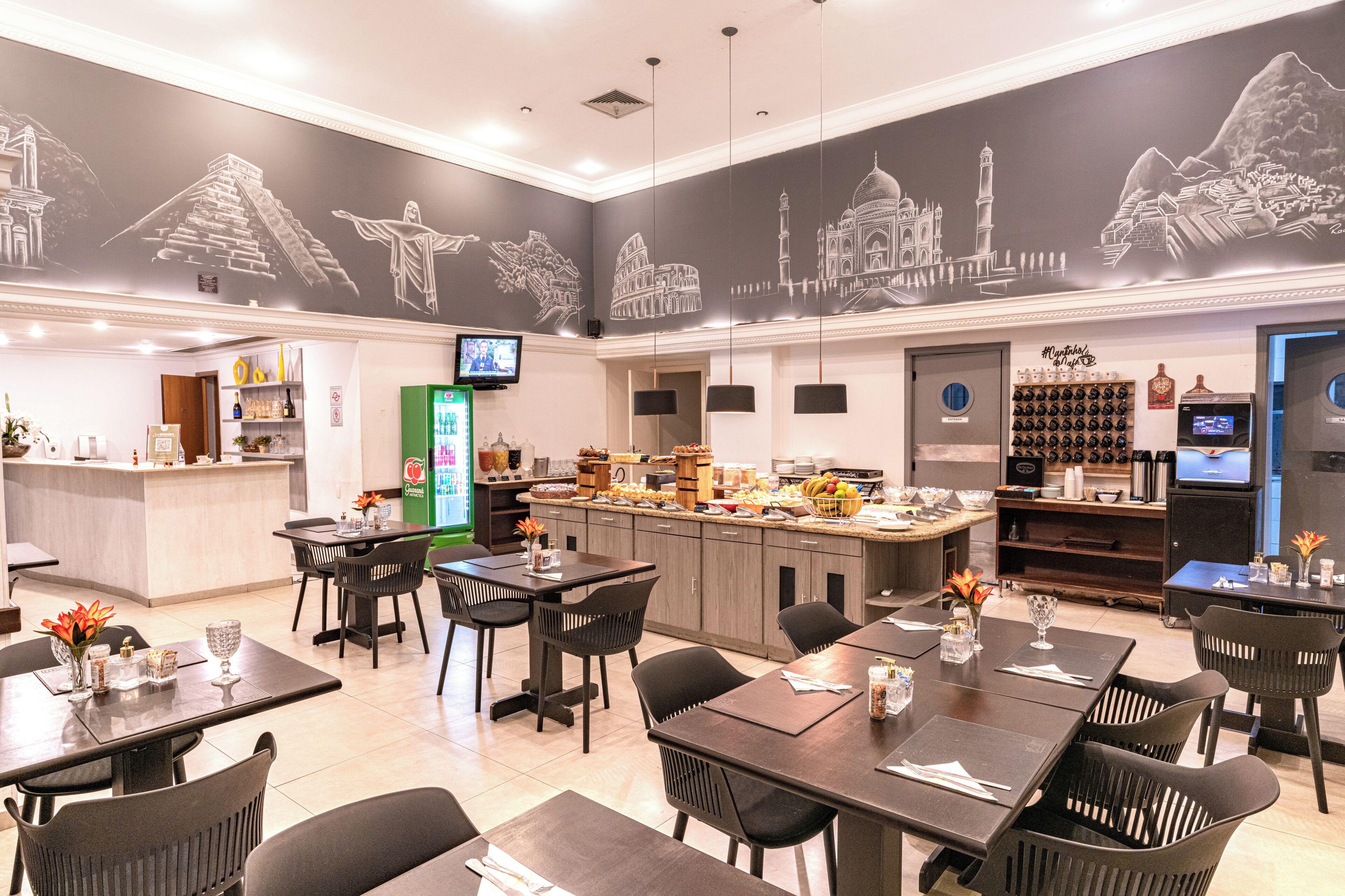 Un restaurant doté d’un bar central, de plusieurs tables et de chaises.