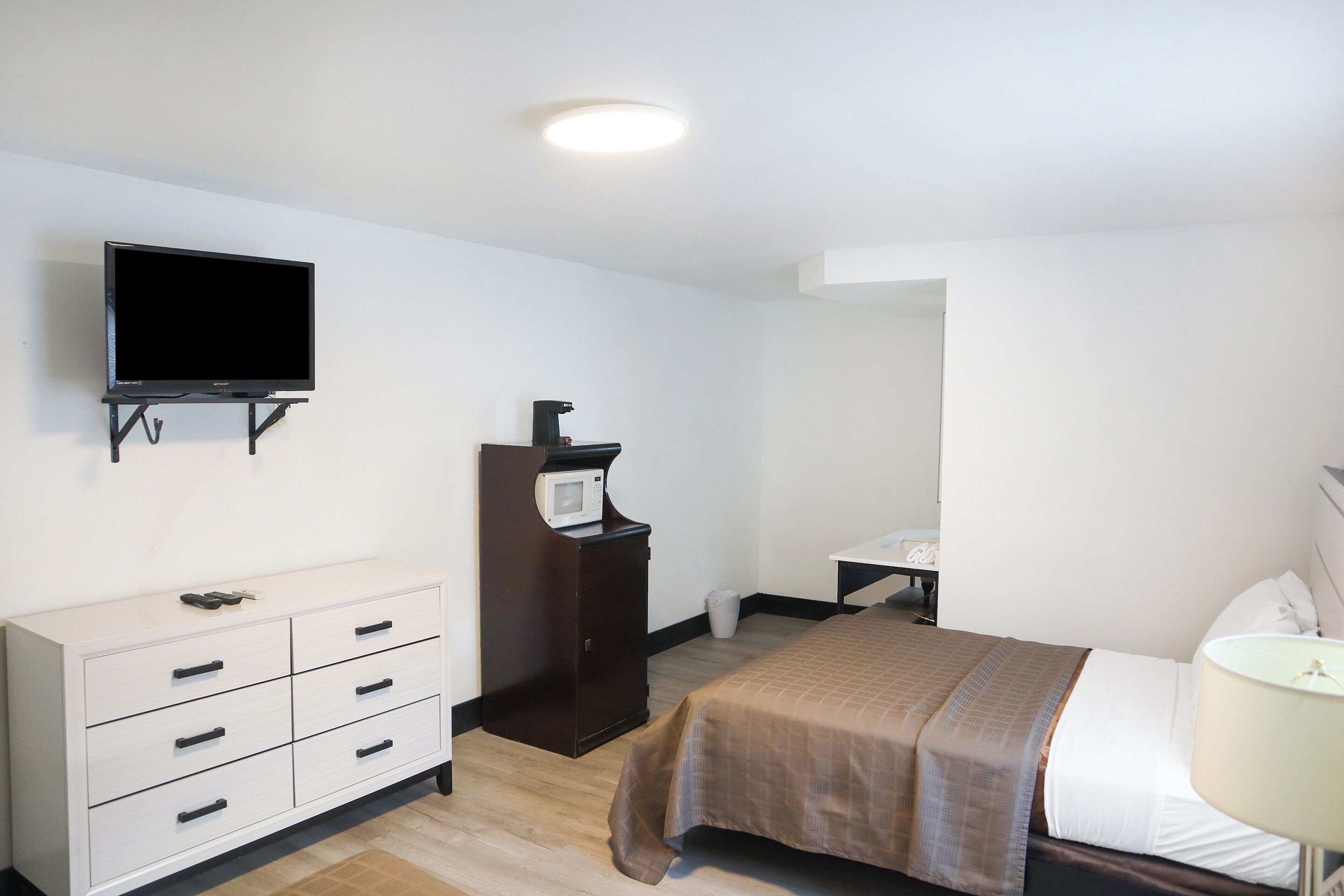 Escritorio, tabla de planchar con plancha, wifi gratis y ropa de cama