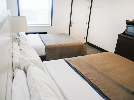 Escritorio, tabla de planchar con plancha, wifi gratis y ropa de cama