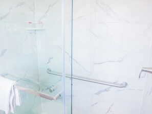 Standard Room, 1 Queen Bed | Bathroom | Free toiletries, towels, soap, shampoo - The Lancaster Motel By OYO Ronks near Paradise (Ronks)