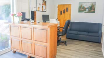 Coin salon dans le hall