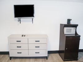 Escritorio, tabla de planchar con plancha, wifi gratis y ropa de cama