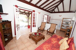 Villa, 1 chambre | Salle de séjour | Télévision à écran plat