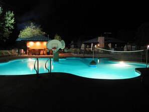 Hồ bơi trong nhà, hồ bơi ngoài trời phục vụ theo mùa 