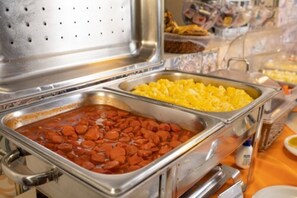 Breakfast buffet - Brazilodge All Suites Hostel (São Paulo)