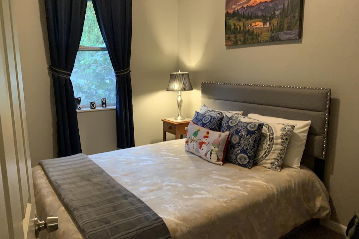 Deluxe Suite, 2 Bedrooms, Kitchenette, Ground Floor | Premium bedding, pillowtop beds, blackout drapes, soundproofing