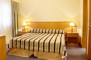 Minibar, in-room safe, desk, blackout curtains - Hotel Astor (Mar del Plata)