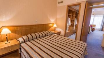 Een minibar, een kluis op de kamer, een bureau, verduisterende gordijnen