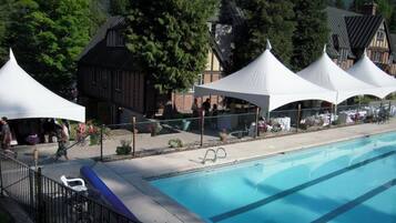 Piscine extérieure, parasols de plage, chaises longues