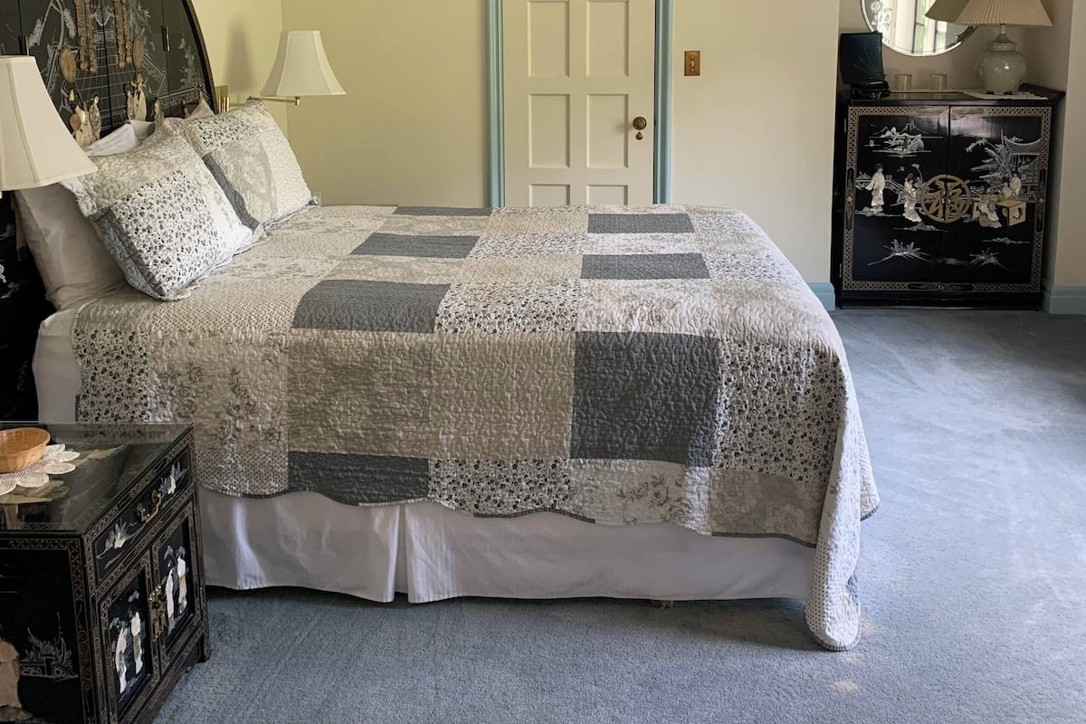Zimmer, 1 Queen-Bett, eigenes Bad, Seeblick