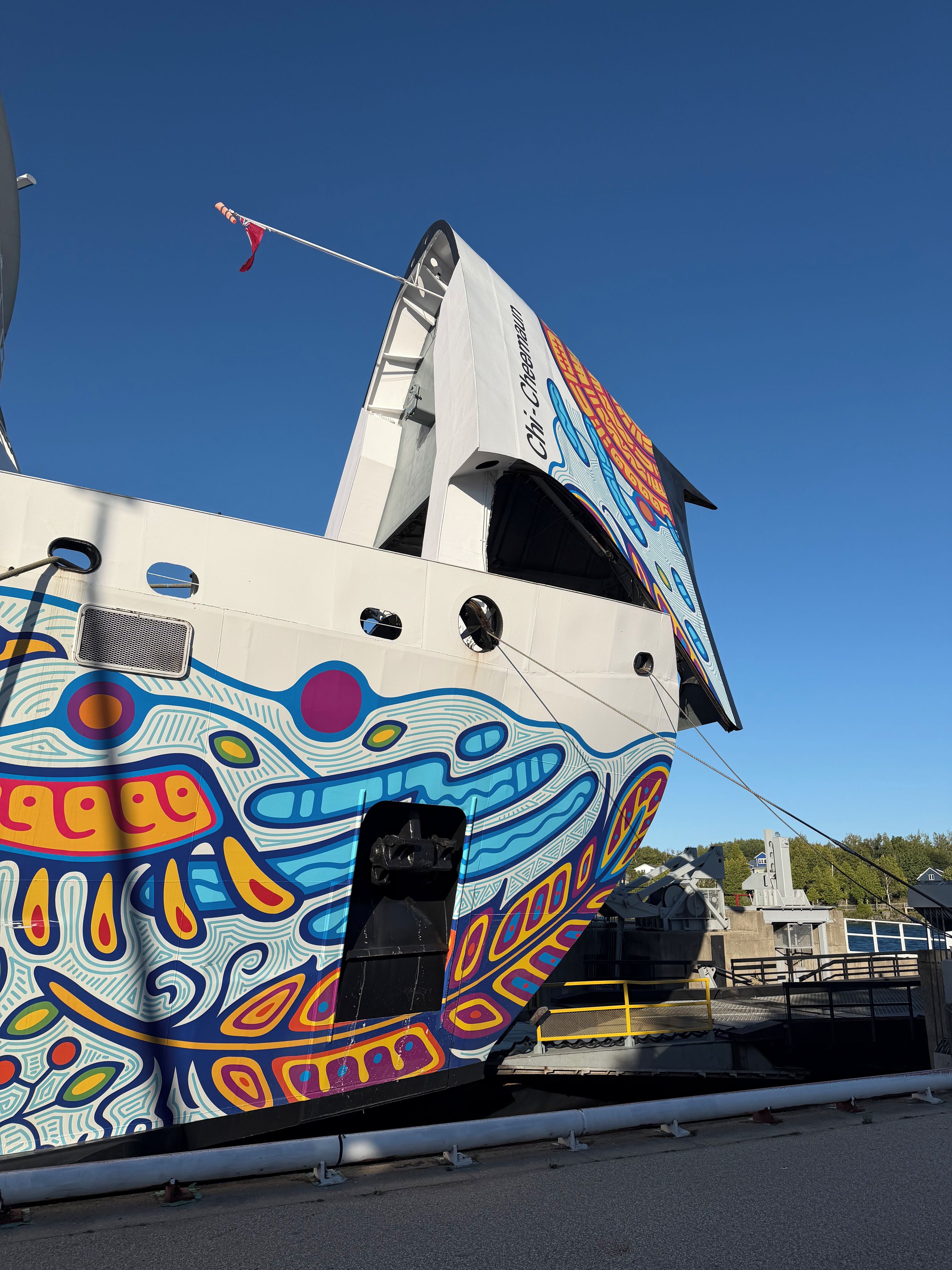 Un barco con un diseño llamativo, una cabina y un helipuerto.