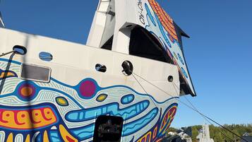 Un barco con un diseño llamativo, una cabina y un helipuerto.
