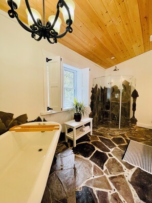 Kamar Premier (The Georgian) | Kamar mandi | Shower, pancuran hujan, perlengkapan mandi gratis, dan pengering rambut