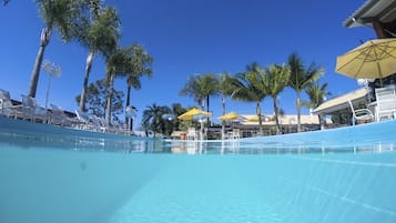 室外游泳池,提供日光浴躺椅