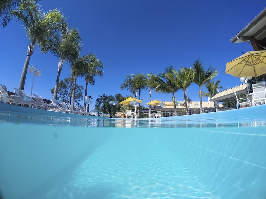 Piscina externa, espreguiçadeiras