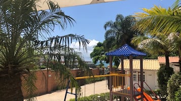 Área de juegos infantiles al aire libre