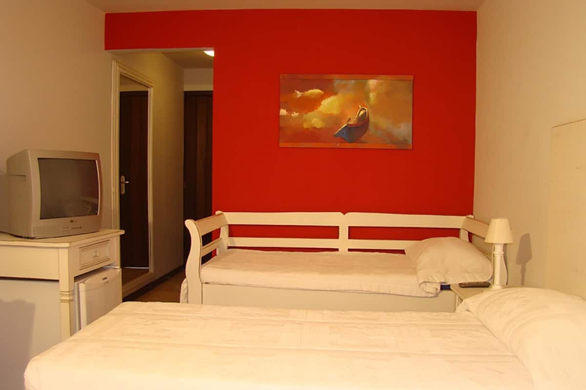 Minibar, free WiFi, bed sheets