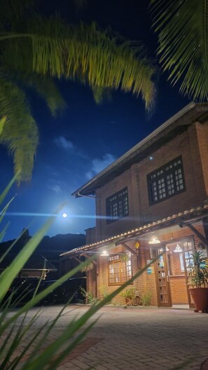 Vista frontal de la propiedad