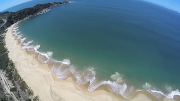 鄰近海灘、白沙