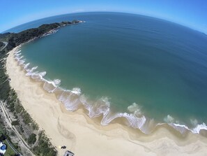 靠近海滩、白沙