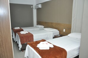 Chambre simple économique, 3 lits jumeaux | Minibar, bureau, système d’insonorisation, accès au Wi-Fi (inclus)