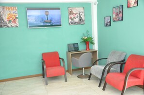 Lobby sitting area - Bonjour Hotel (Macaé)