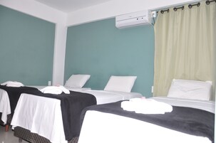 Quarto solteiro econômico, 3 camas de solteiro | Frigobar, escrivaninha, quartos à prova de som, Wi-Fi de cortesia