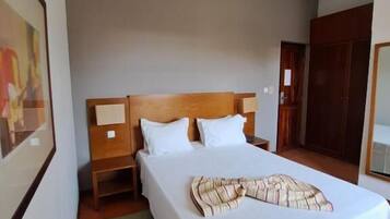 Quarto casal ou duplo econômico | Frigobar, cofres nos quartos, individualmente decorados