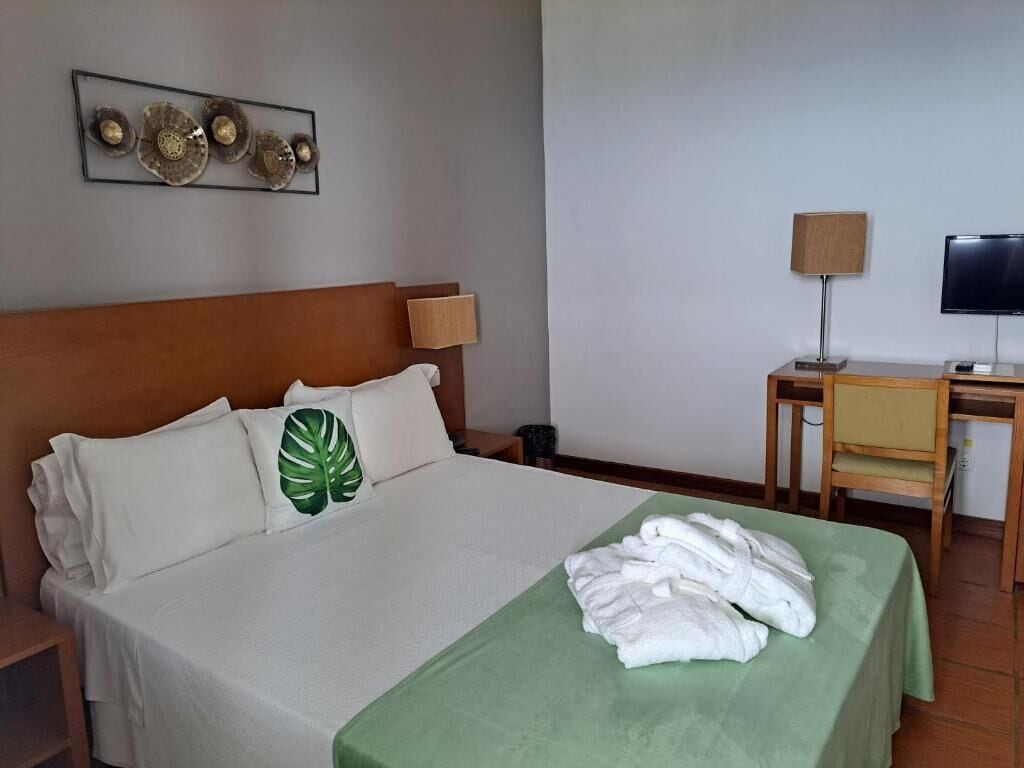 Minibar, caja de seguridad en la habitación y decoración personalizada 