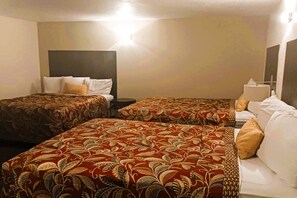 Habitación, varias camas | Tabla de planchar con plancha, wifi gratis y ropa de cama 