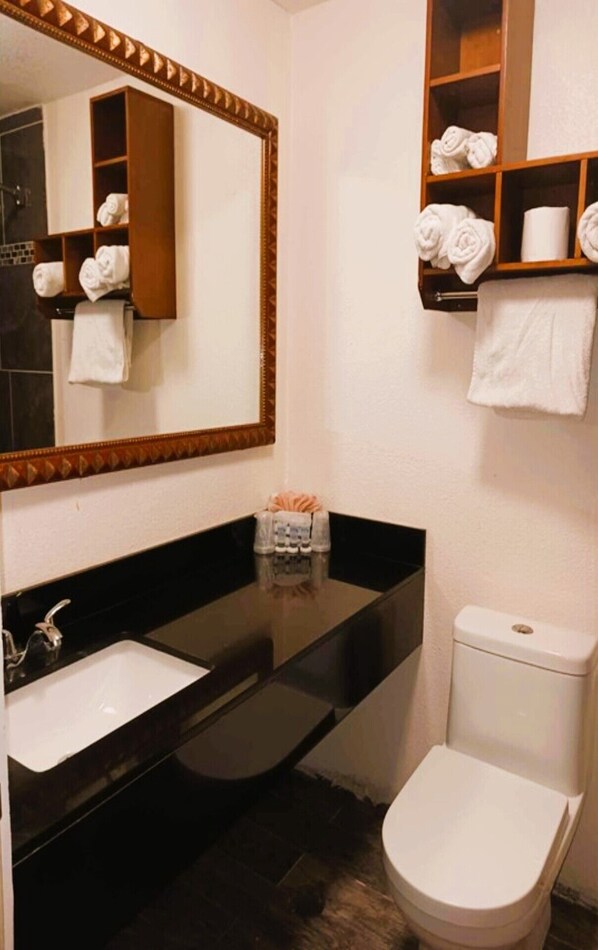 Free toiletries, towels - HomeTown Inn By OYO Lakin, KS (Lakin)