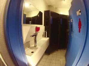 Bathroom - Roomies Hostel Roma (Mexico City)