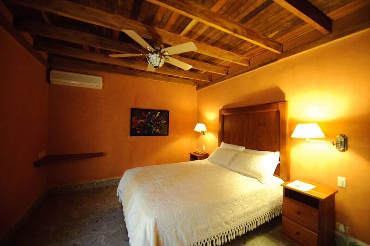 Kamar Double Junior, 1 Tempat Tidur Queen, pemandangan kolam renang, di pinggir kolam renang | Brankas, tirai kedap cahaya, Wi-Fi gratis, dan seprai linen