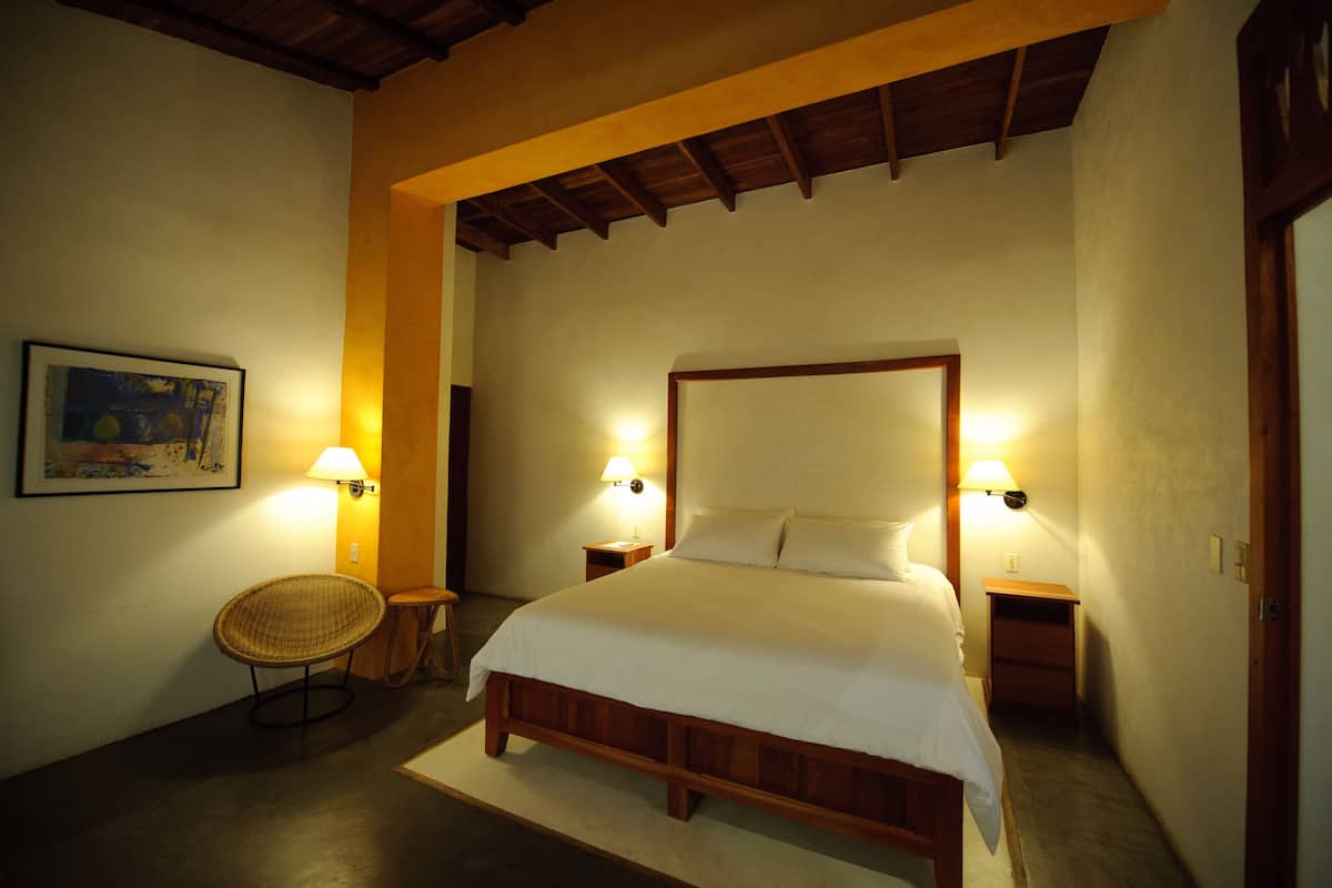 Kamar Double Deluks, 1 kamar tidur, pemandangan kolam renang, di pinggir kolam renang | Brankas, tirai kedap cahaya, Wi-Fi gratis, dan seprai linen