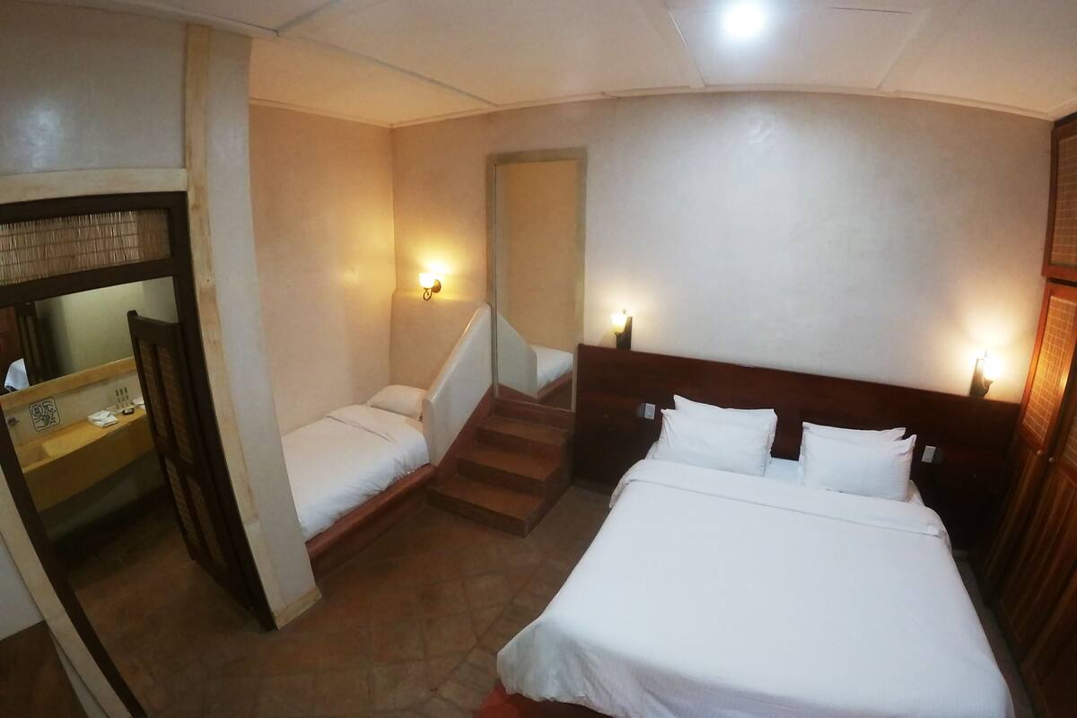 Kamar Triple Khas, 1 Tempat Tidur King, area taman | Brankas, tirai kedap cahaya, Wi-Fi gratis, dan seprai linen