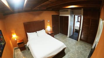 Junior-Doppelzimmer, 1 Queen-Bett, Poolblick, Poolseite | Zimmersafe, Verdunkelungsvorhänge, kostenloses WLAN, Bettwäsche