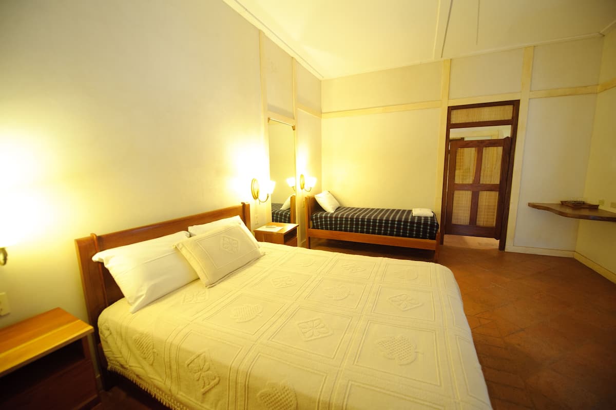 Kamar Triple Premier, 1 Tempat Tidur Queen, area taman | Brankas, tirai kedap cahaya, Wi-Fi gratis, dan seprai linen