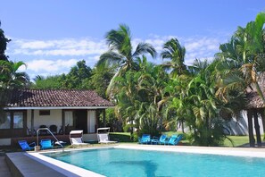 Outdoor pool, open 9:00 AM to 10:00 PM, pool loungers - Casa de Campo Pedasi (Pedasí)