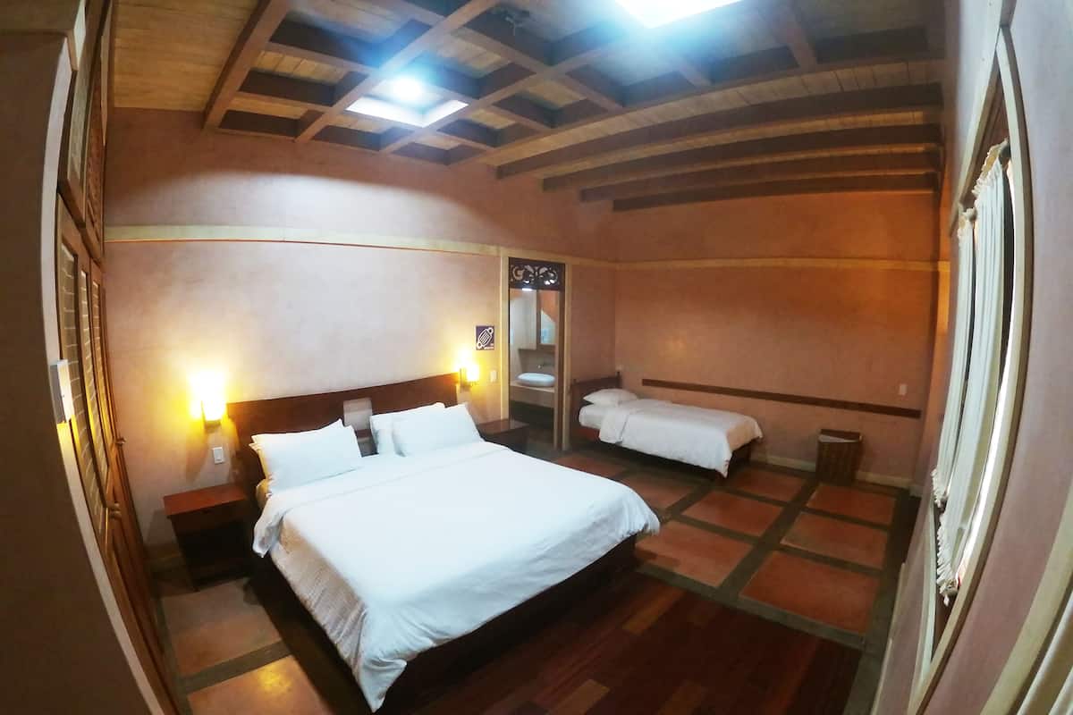 Kamar Keluarga, 1 kamar tidur | Brankas, tirai kedap cahaya, Wi-Fi gratis, dan seprai linen