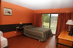 Een bureau, gratis wifi, beddengoed