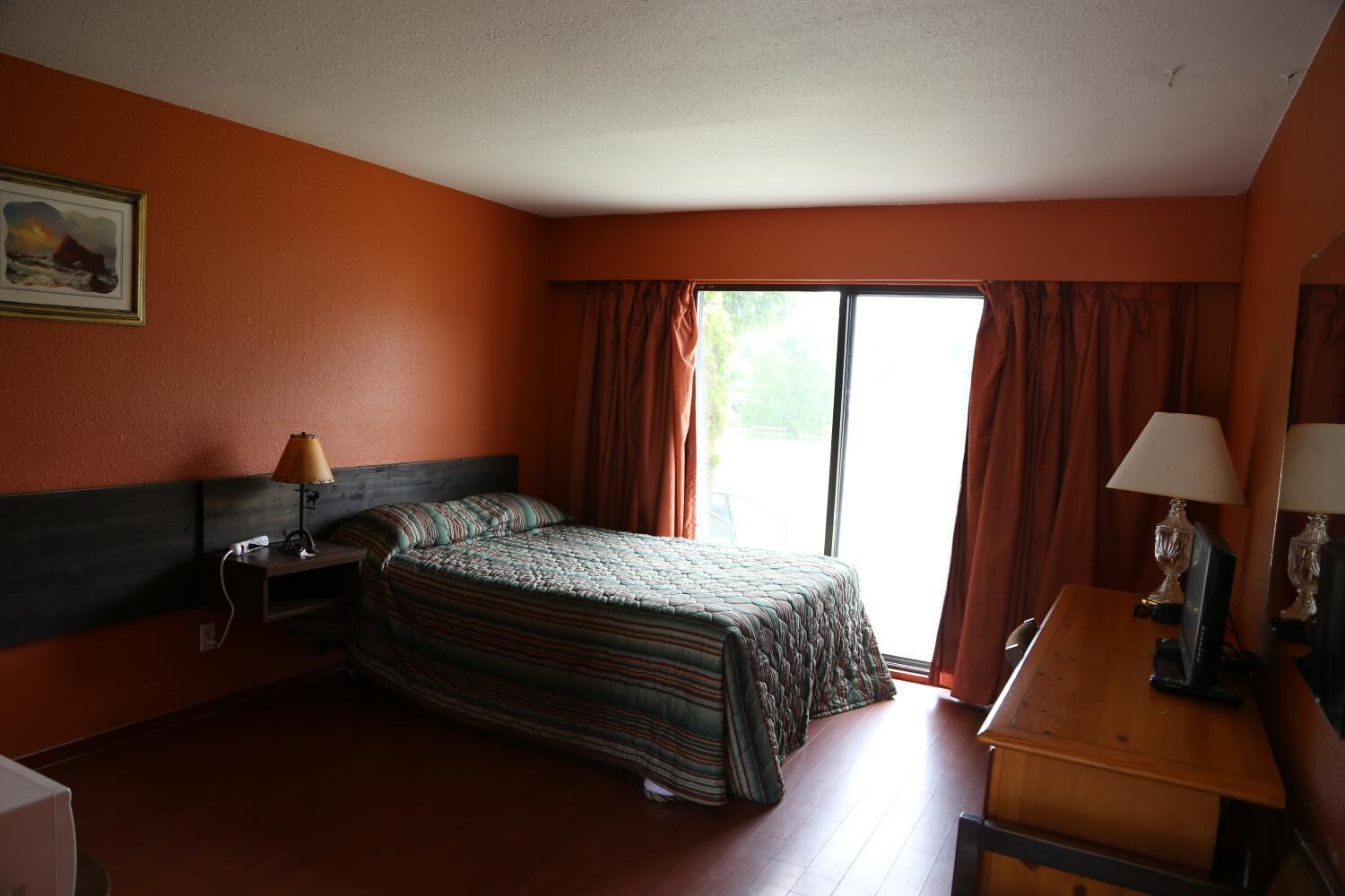 Escritorio, wifi gratis, ropa de cama