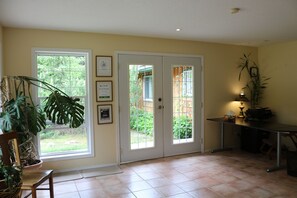 Interior entrance - Mulvehill Creek Wilderness Inn (Revelstoke)