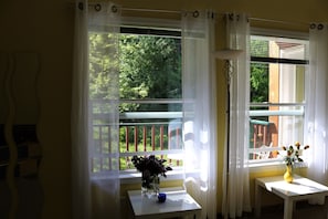 Otter's Burrow- Deluxe Suite with Spa  | Terrace/patio - Mulvehill Creek Wilderness Inn (Revelstoke)