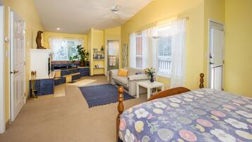 Otter's Burrow- Deluxe Suite with Spa | Premium bedding, individually furnished, free WiFi