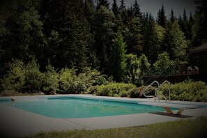 Outdoor pool - Mulvehill Creek Wilderness Inn (Revelstoke)